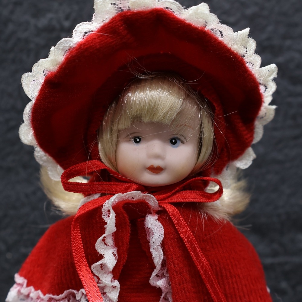 Porcelain Doll Red Dress Colonial America Christmas Doll 1992 Collectible Vtg - Picture 2 of 9